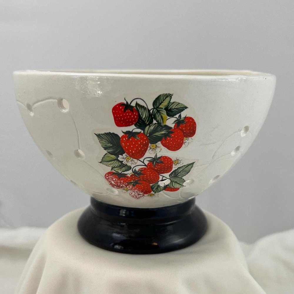 Small Ceramic Berry Sieve White Strawberries (3398)